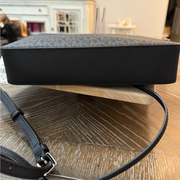 Michael Kors Jet Set East West Crossbody bag in black signature Saffiano leather - Picture 6 of 9